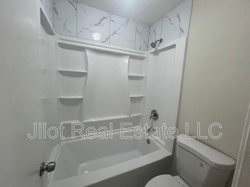 2711 Fairlee Dr #B4 - Photo 6 of 9