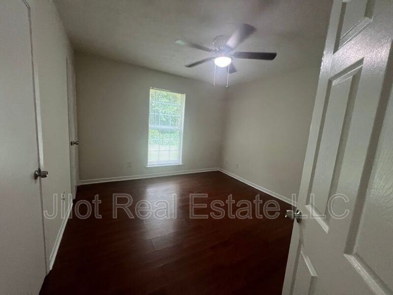 2711 Fairlee Dr #B4 - Photo 7 of 9