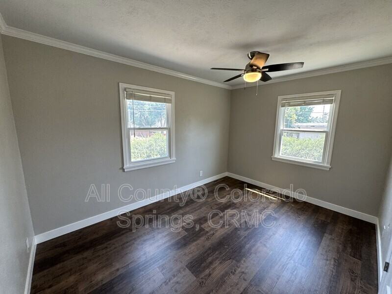814 S Institute St - Photo 5 of 23