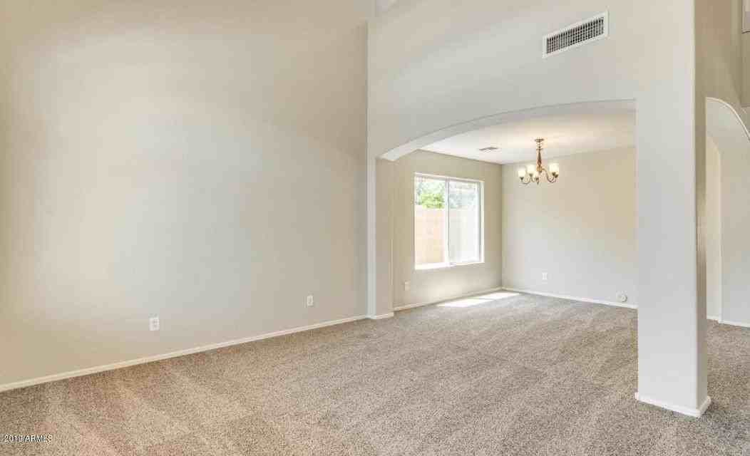 15340 W Laurel Ln - Photo 4 of 13