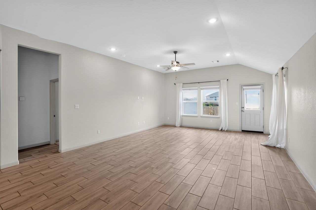 105 Greenway Dr - Photo 3 of 13