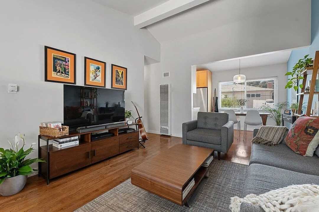 1517 Harvard St #7 - Photo 4 of 12