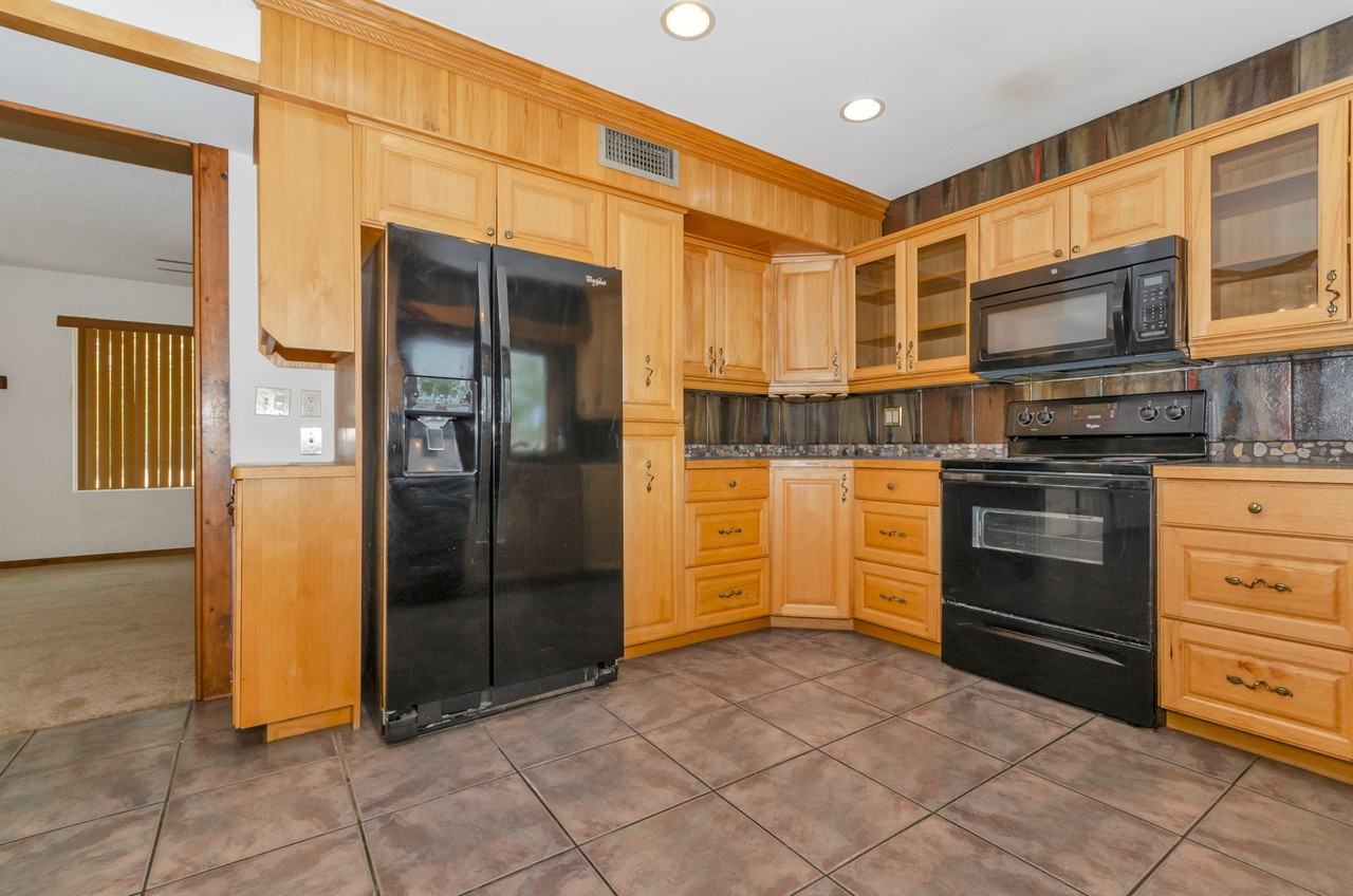 7868 N Soledad Ave - Photo 7 of 26