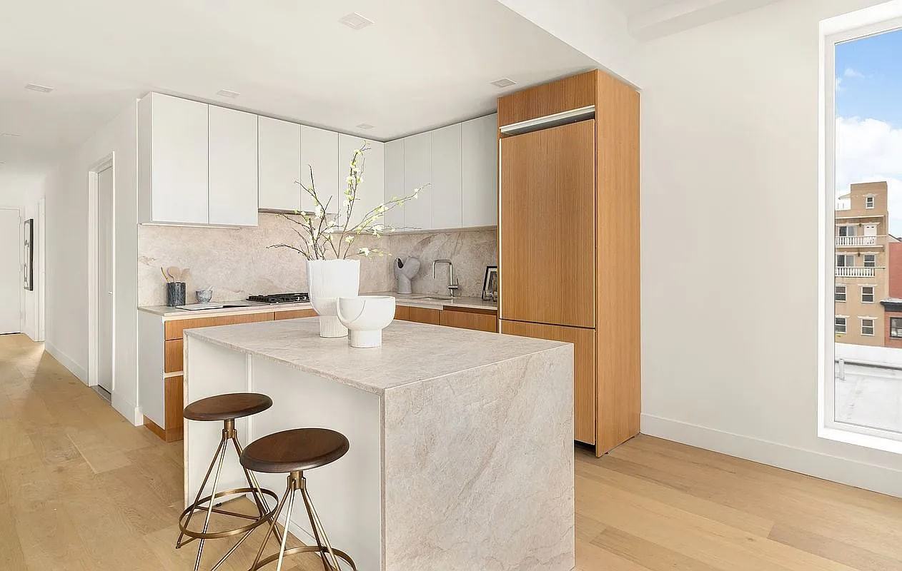 684 Dean St - Photo 3 of 12