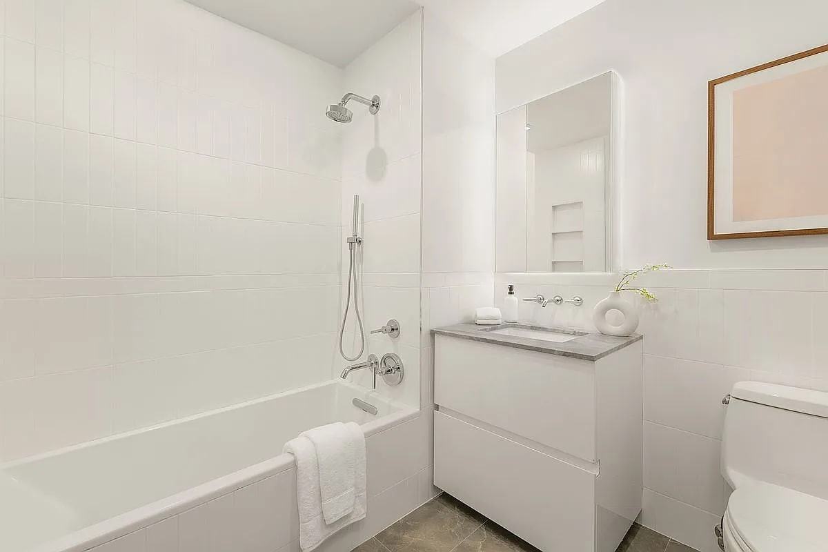 684 Dean St - Photo 4 of 12