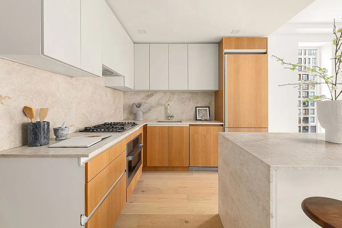684 Dean St - Photo 5 of 12