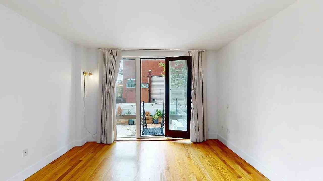 1059 Manhattan Ave - Photo 5 of 15