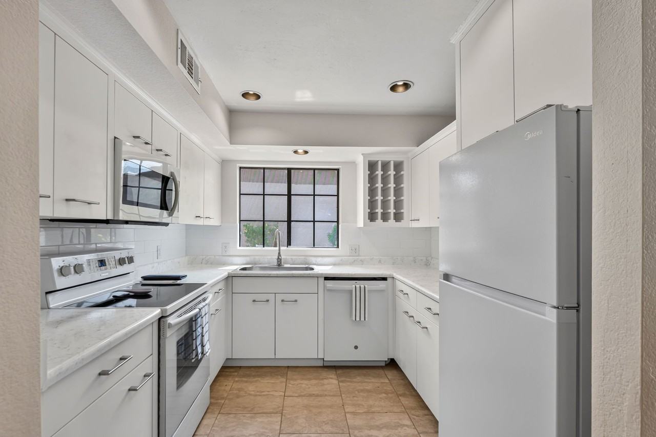 3713 W Tierra Buena Ln - Photo 7 of 34