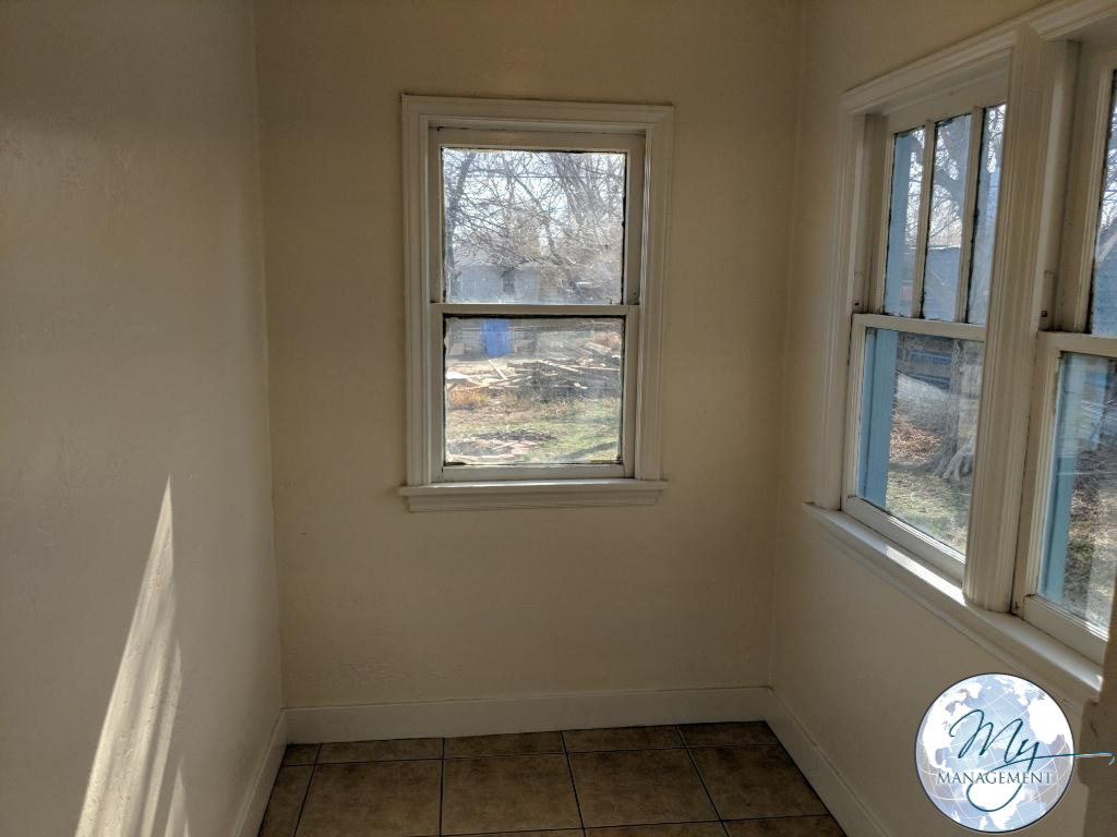382 Washington St N - Photo 4 of 10