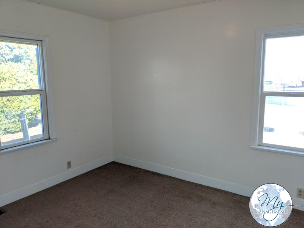 382 Washington St N - Photo 7 of 10