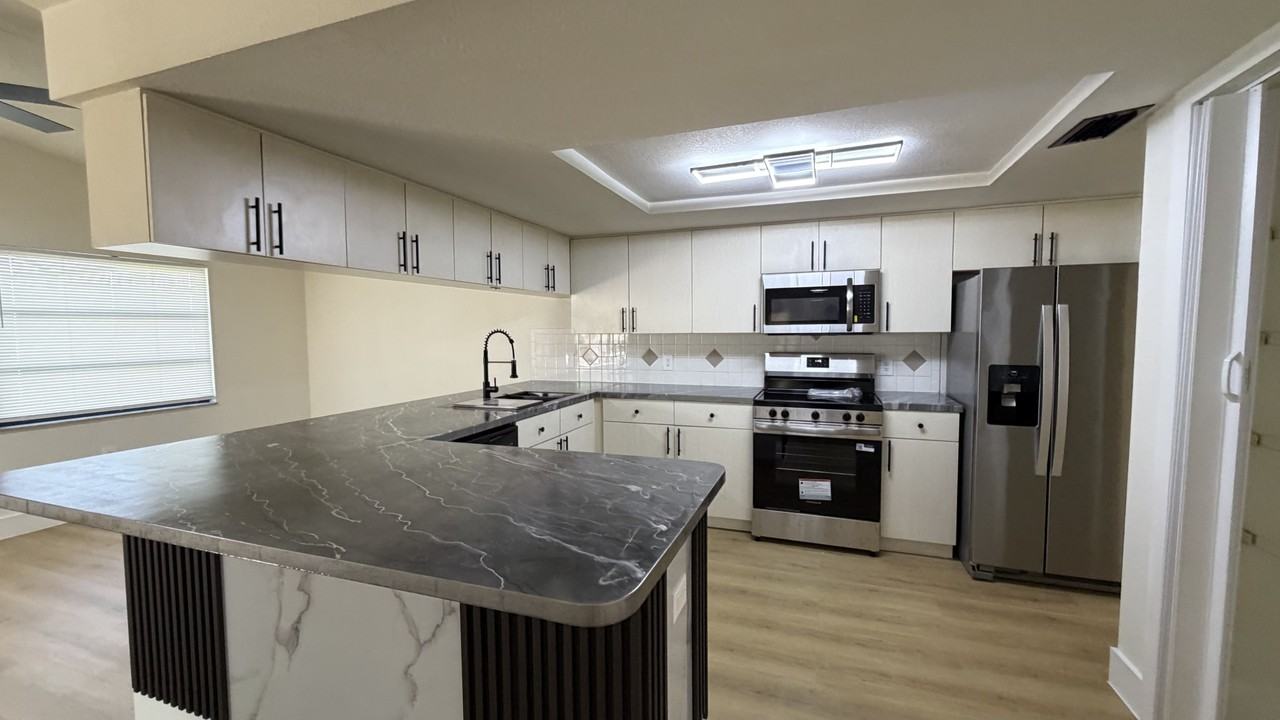 20538 Tappan Zee Dr - Photo 6 of 15