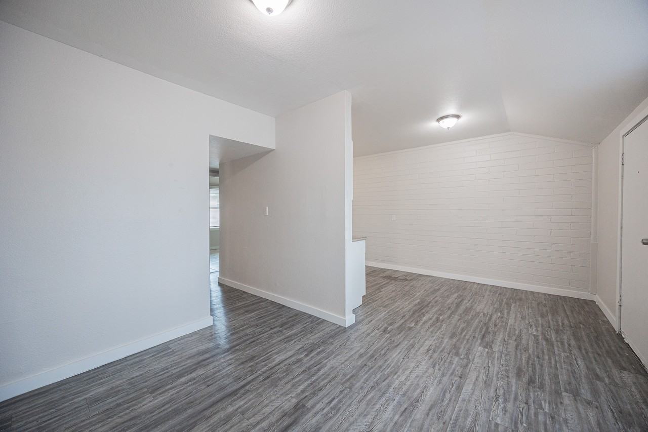 864 E Chandler Blvd - Photo 4 of 24