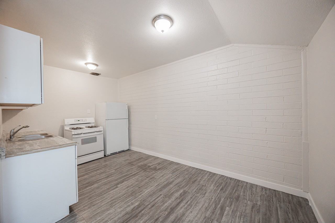 864 E Chandler Blvd - Photo 5 of 24