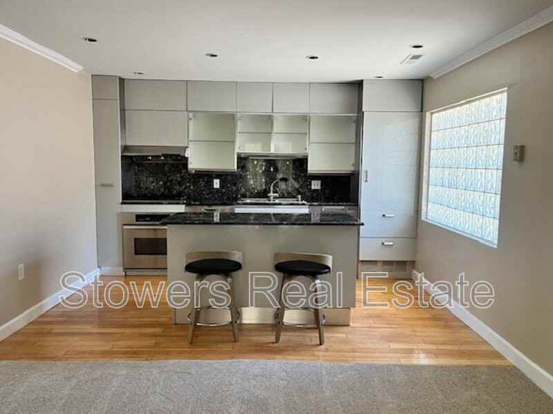 221 Green St - Photo 3 of 14