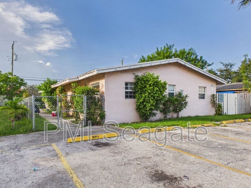 2711 Nw 1st St #4 - Photo 2 of 17