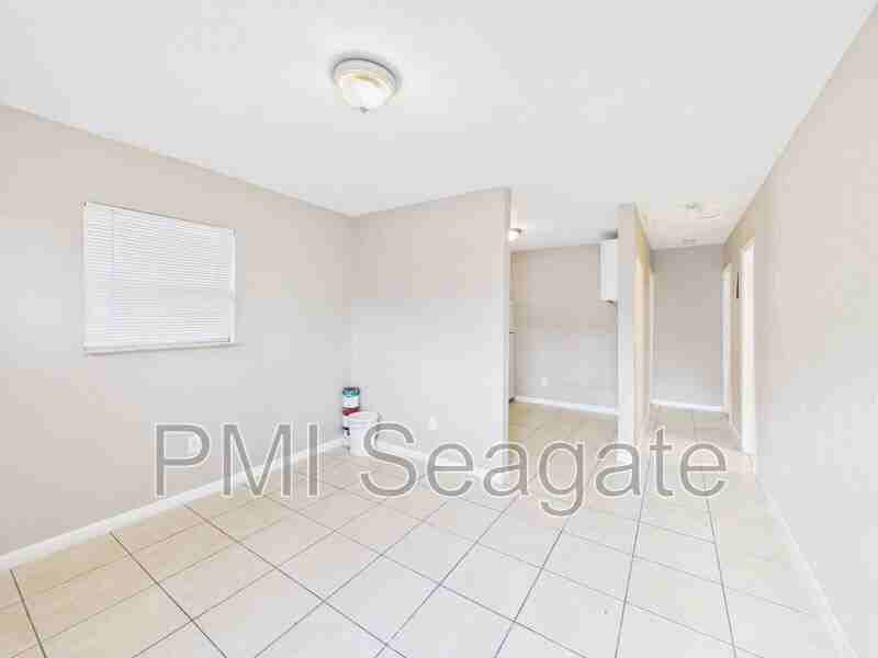 2711 Nw 1st St #4 - Photo 4 of 17