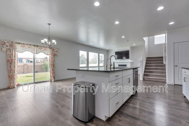 3711 W Creek Meadow Rd - Photo 3 of 32