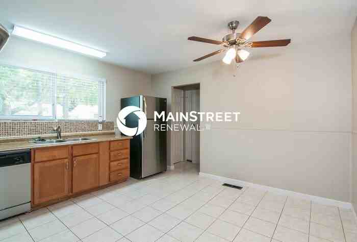 2820 Wellington Dr - Photo 5 of 15