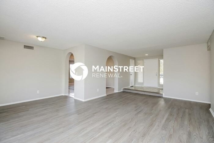 2058 W Gila Ln - Photo 4 of 15