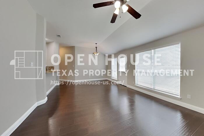 617 Creek Point Dr - Photo 4 of 20