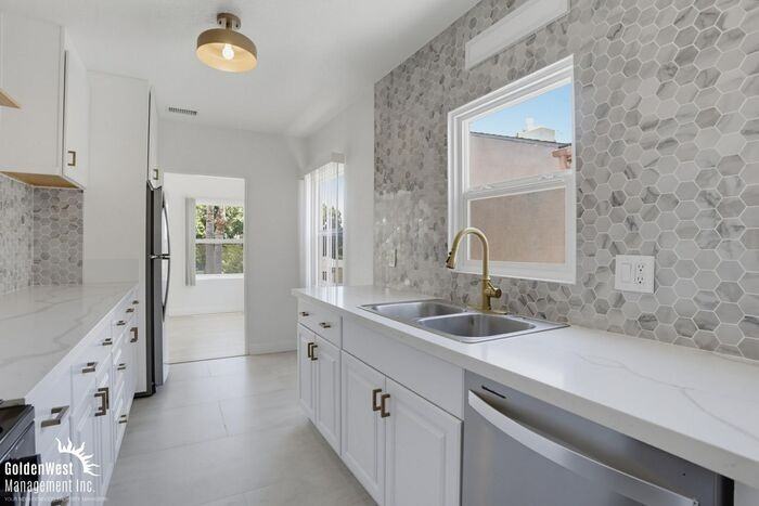 5738 Meade Ave - Photo 7 of 22