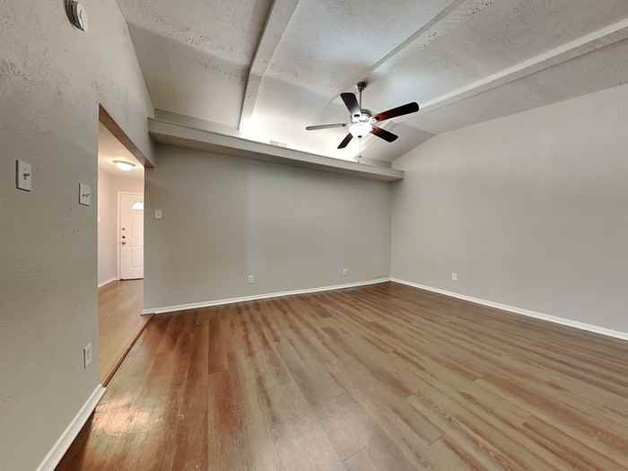921 Roaming Road Dr - Photo 4 of 18