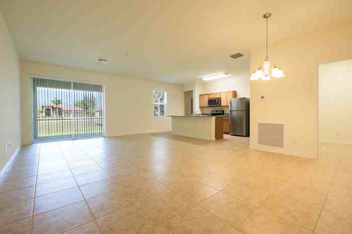 323 Nw 15th St - Photo 3 of 11