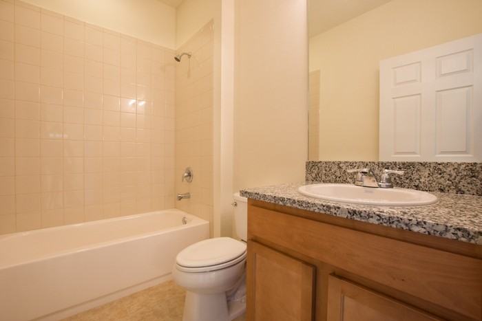 323 Nw 15th St - Photo 5 of 11
