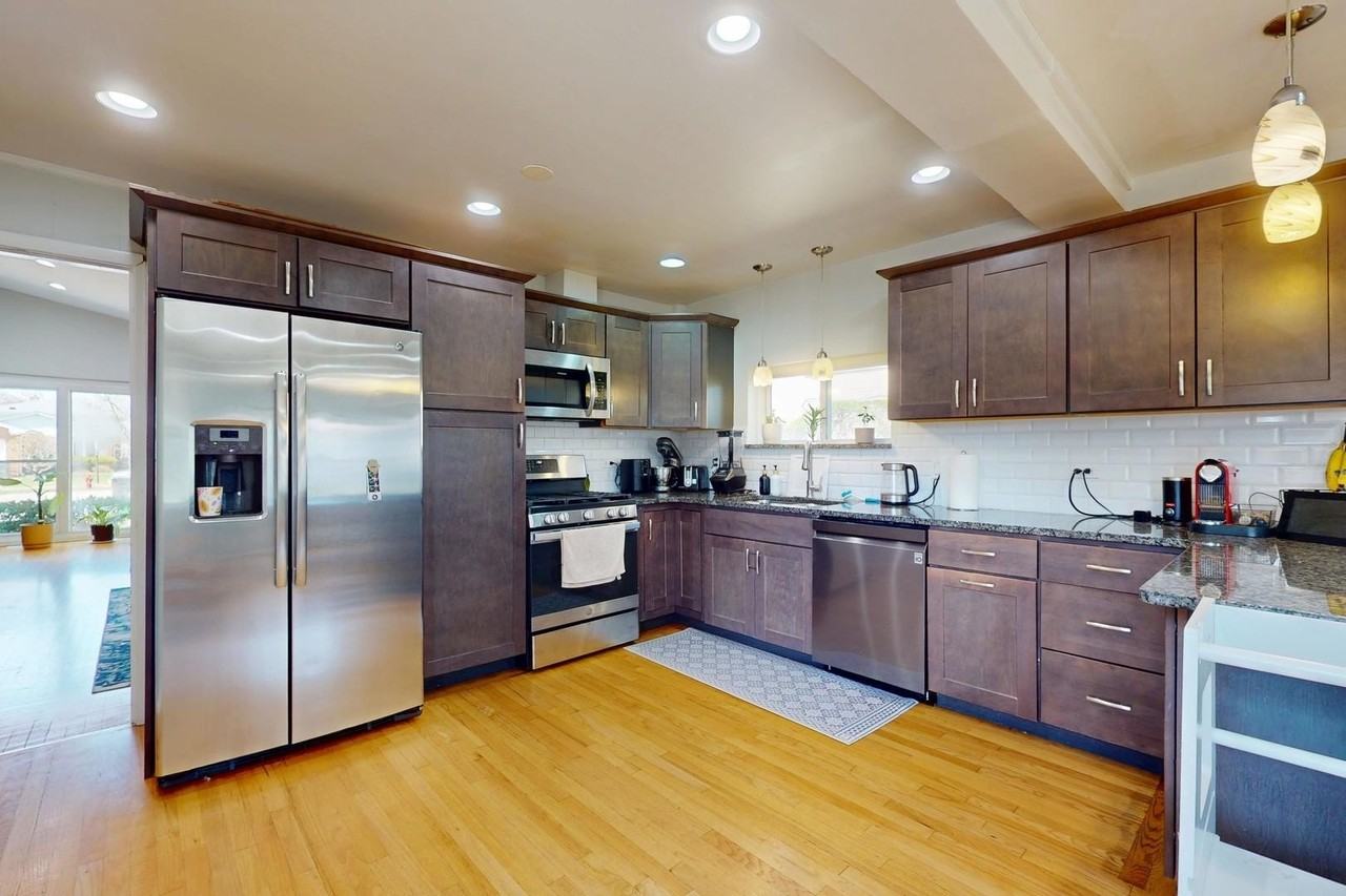 9131 Kilbourn Ave - Photo 4 of 21