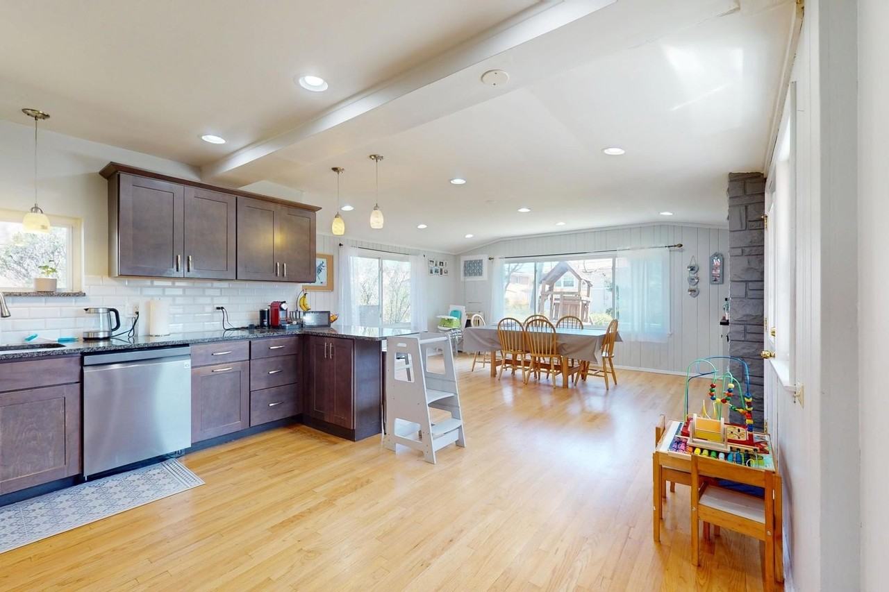 9131 Kilbourn Ave - Photo 5 of 21