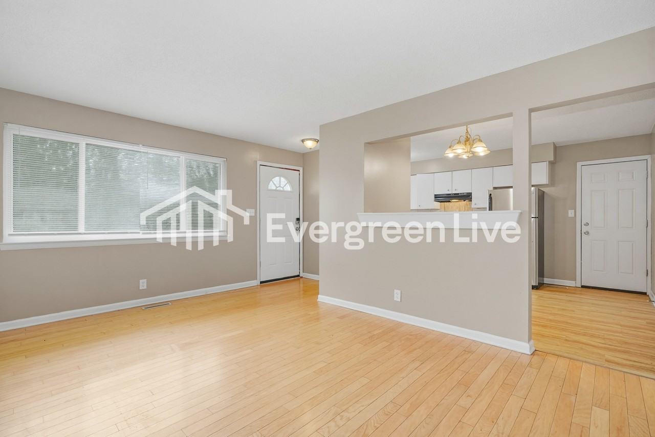 4928 Comstock Dr - Photo 5 of 15