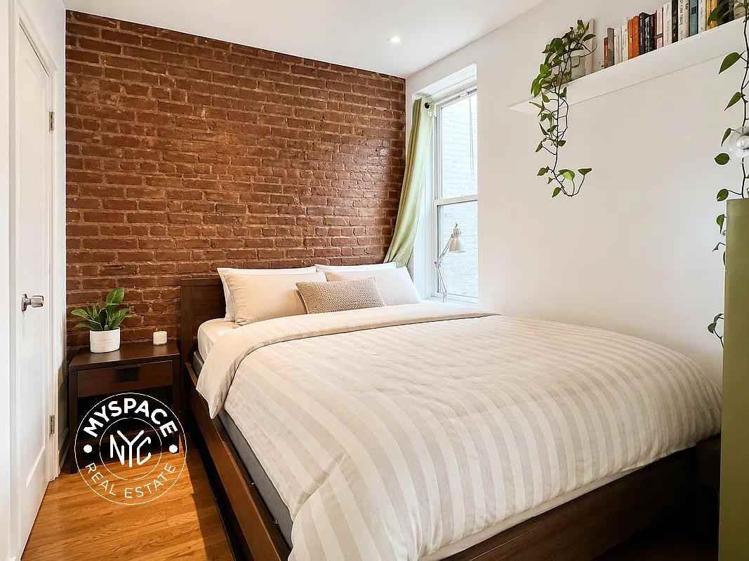 864 Hart St #1R - Photo 3 of 6
