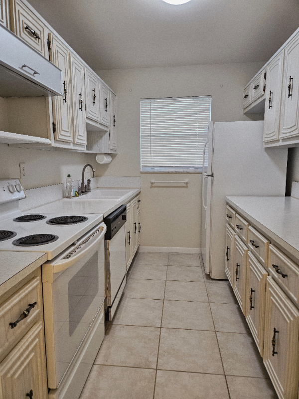 277 High Point Ct W #D - Photo 6 of 21