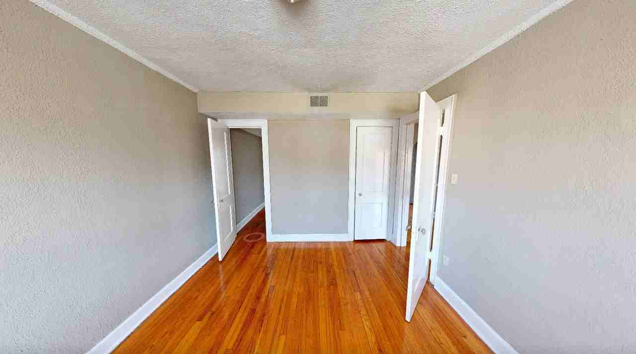 4333 Roanoke Pkwy - Photo 2 of 10