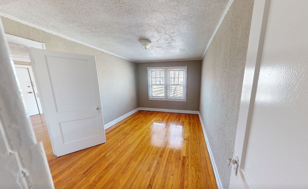 4333 Roanoke Pkwy - Photo 3 of 10