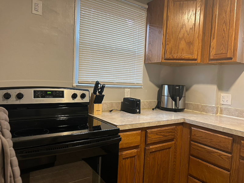 700 Hudson Ave - Photo 5 of 12
