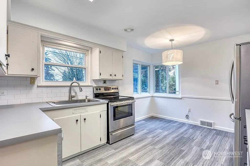 205 S 107th St - Photo 2 of 10