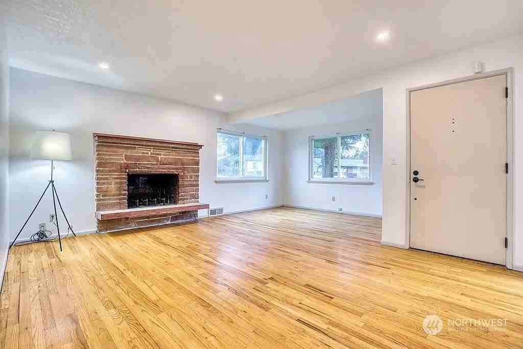 205 S 107th St - Photo 3 of 10