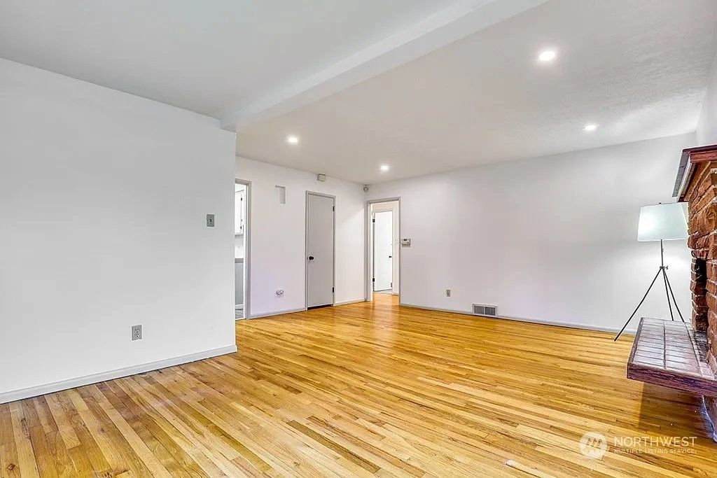 205 S 107th St - Photo 4 of 10