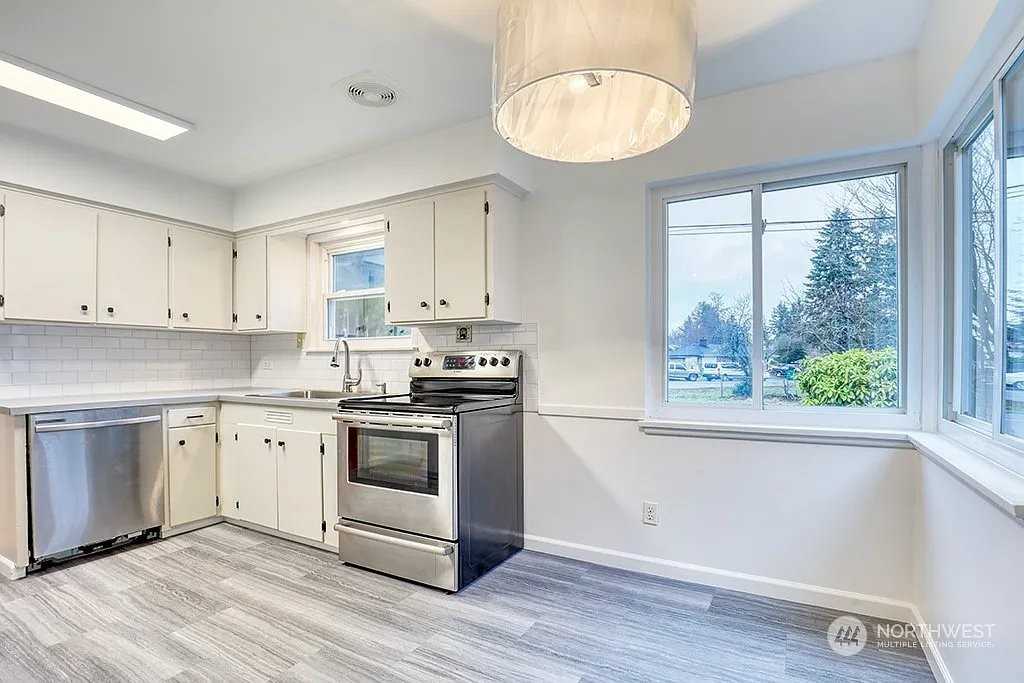 205 S 107th St - Photo 5 of 10