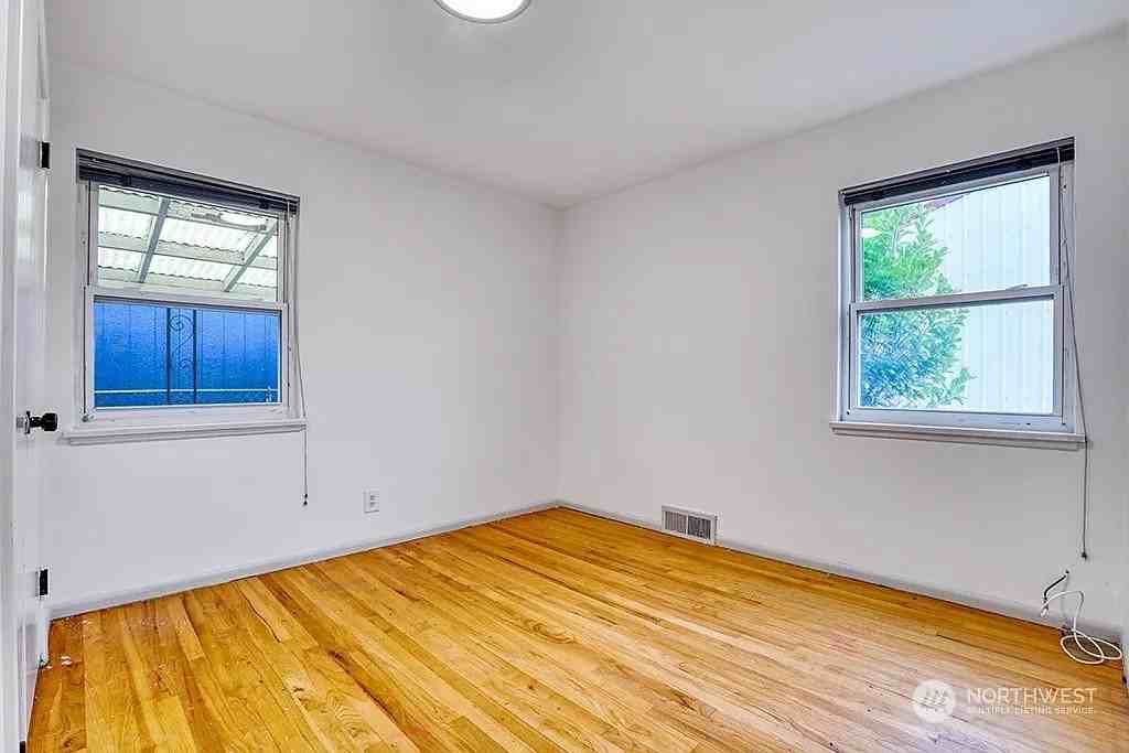 205 S 107th St - Photo 6 of 10