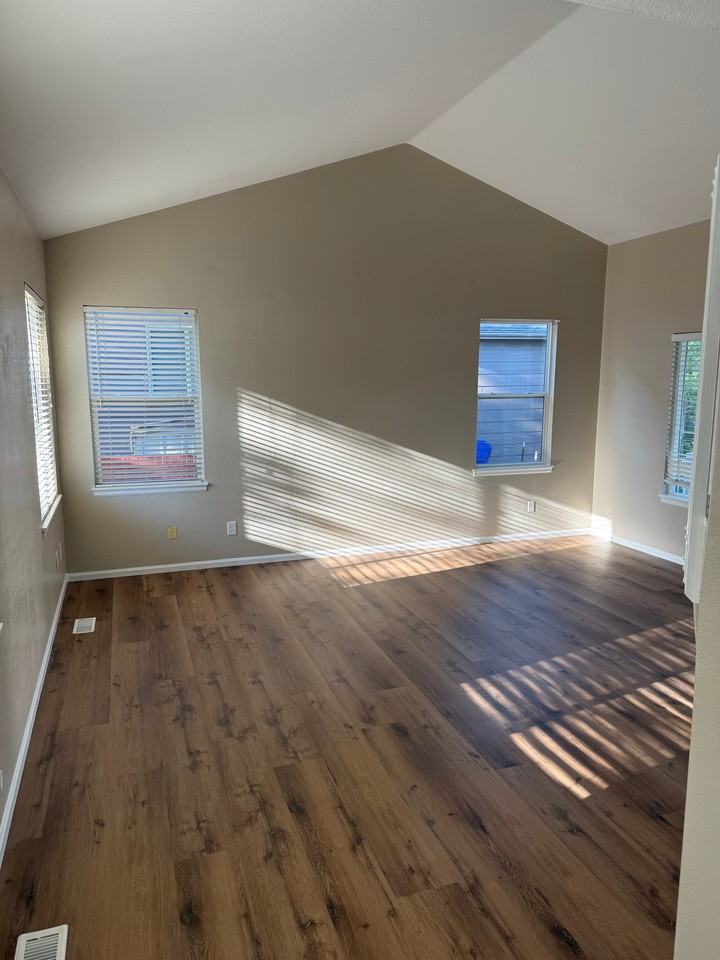 429 Simmons Ct - Photo 7 of 18