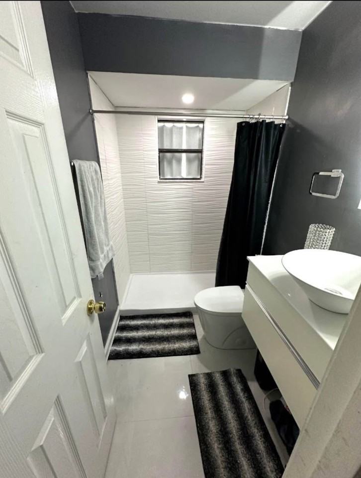 1049 Sw Aswan Ave - Photo 3 of 9