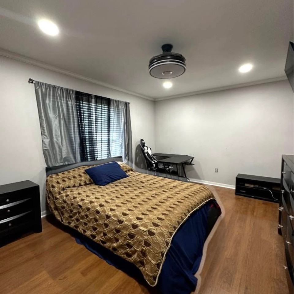 1049 Sw Aswan Ave - Photo 4 of 9