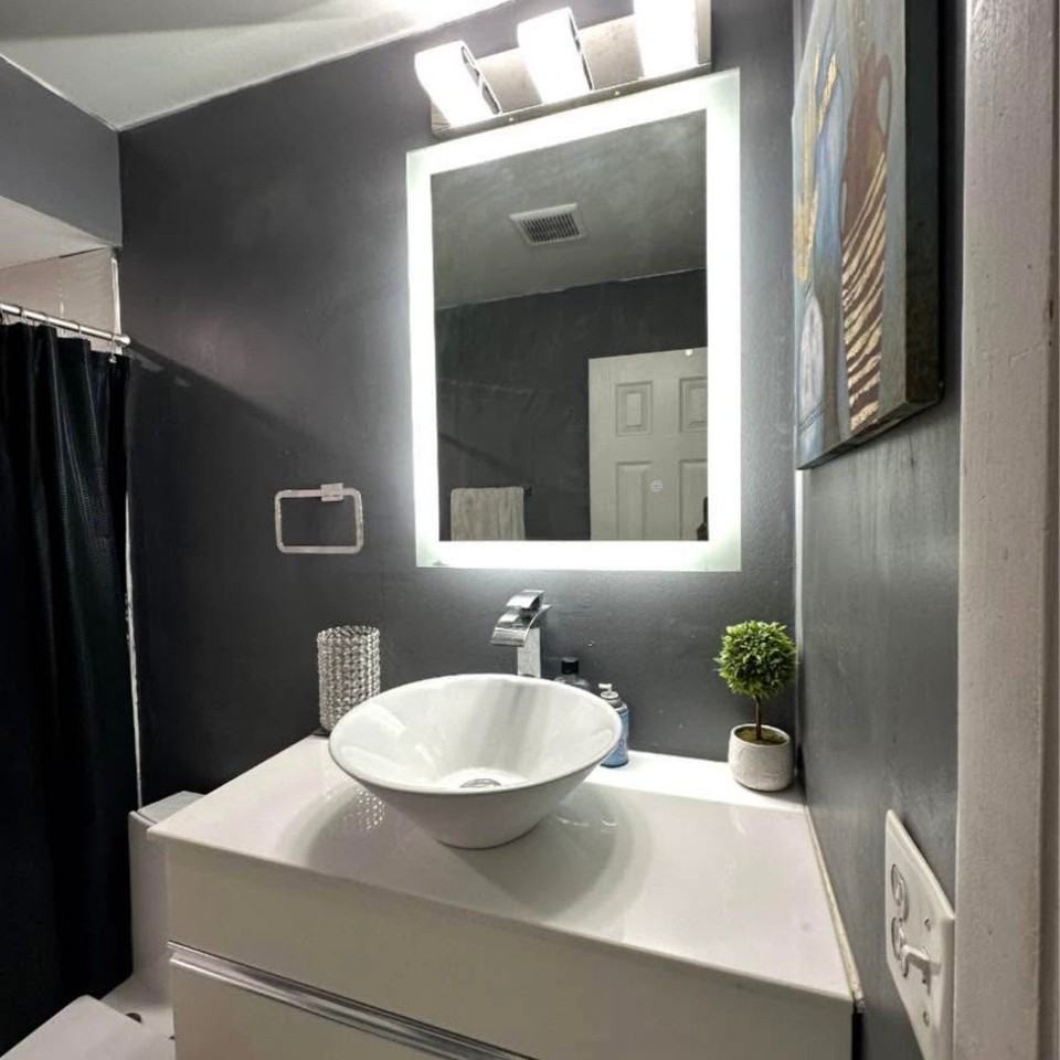 1049 Sw Aswan Ave - Photo 5 of 9