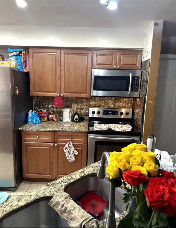 1049 Sw Aswan Ave - Photo 6 of 9