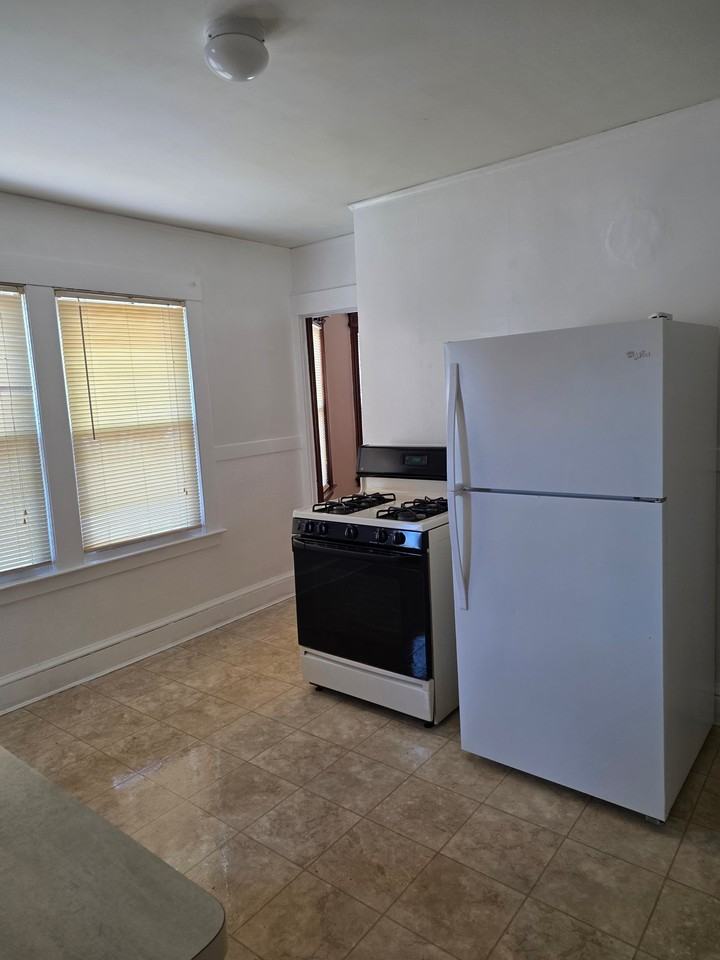 167 W Center St #2ndFL - Photo 3 of 18
