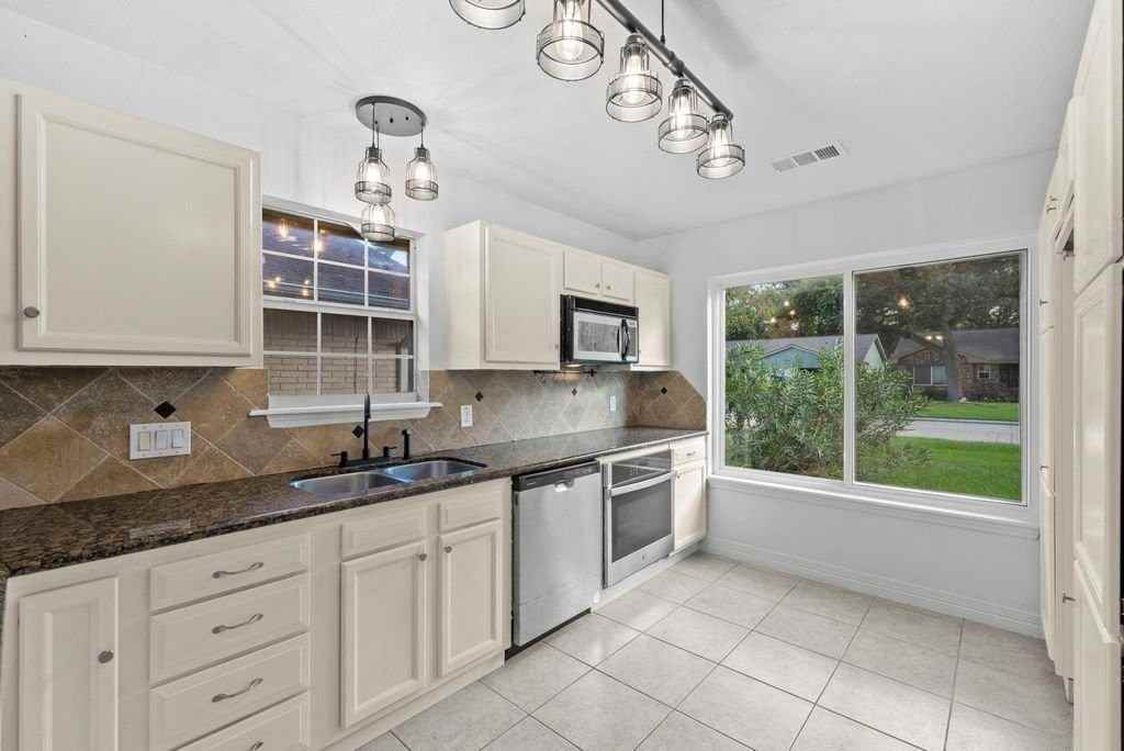 1422 Delabrook Ct - Photo 5 of 18