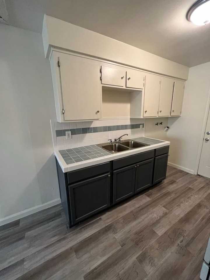 1019 L St #A - Photo 7 of 9