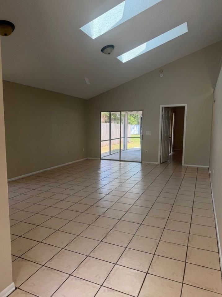 160 Edgewater Cir - Photo 2 of 14